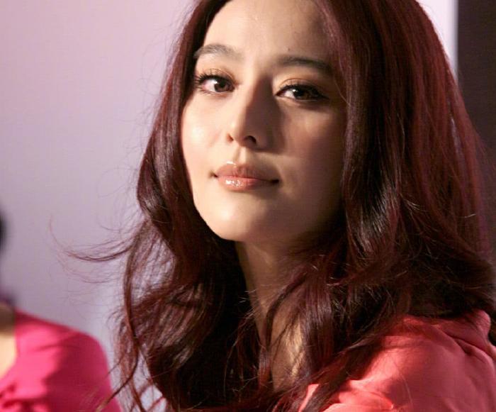 章子怡范冰冰10年前罕见合影，同穿粉红色礼服，差距大令人意外