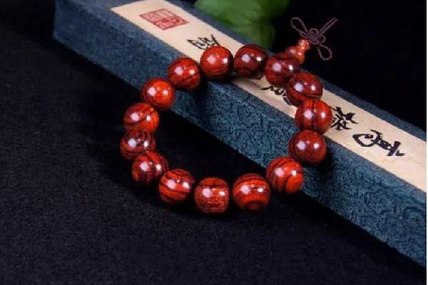 小叶紫檀手串怎么盘玩 小叶紫檀手串盘多久可以戴 小叶紫檀手串怎么盘玩 小叶紫檀手串盘多久可以戴