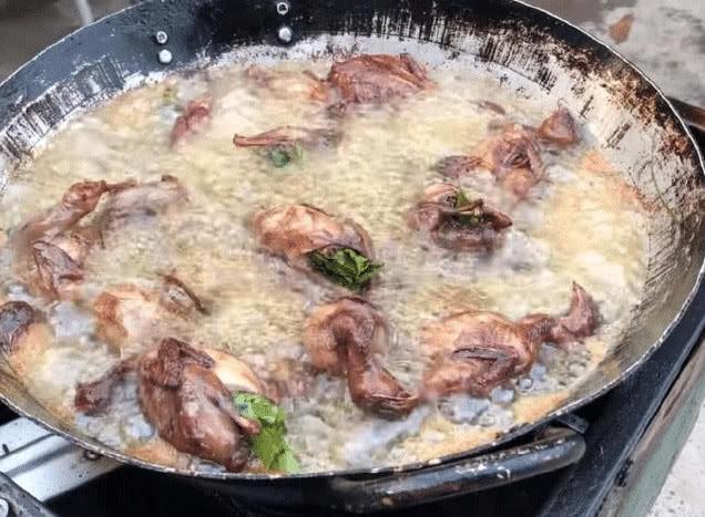 女子学校门口卖这“小吃”,一只10元,每天卖200只还算少的