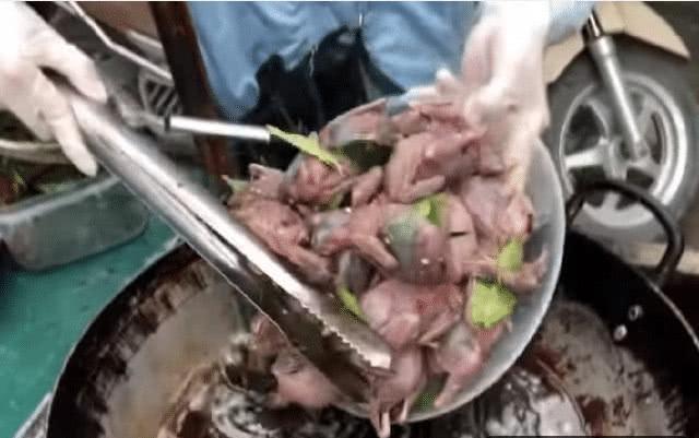 女子学校门口卖这“小吃”,一只10元,每天卖200只还算少的