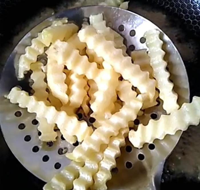 在家就能做四川风味小吃天蚕土豆,麻辣爽口!!