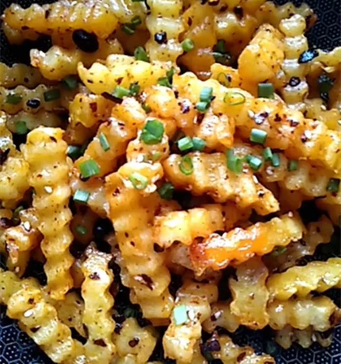 在家就能做四川风味小吃天蚕土豆,麻辣爽口!!