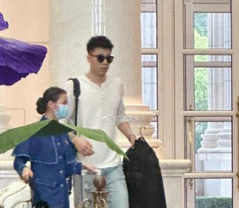 ​张镇麟抵达官方酒店！手拿定制西服，与美女合影，深情搂住崔永熙