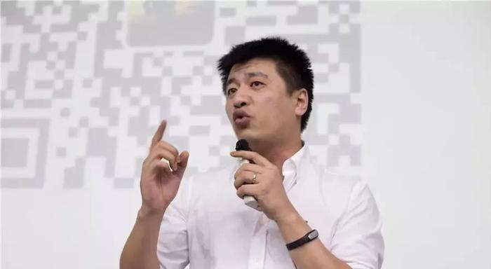 考研名师张雪峰闪婚:新娘可以换,婚期不能改