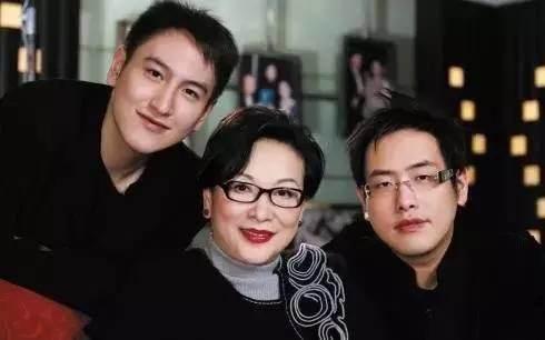 身家上百亿的他,坐飞机只坐经济舱,还未结婚却抚养35个孩子