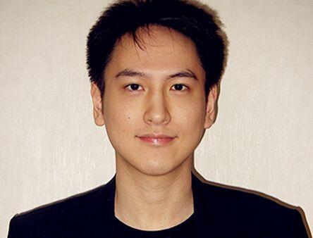 身家上百亿的他,坐飞机只坐经济舱,还未结婚却抚养35个孩子