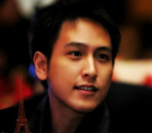 身家上百亿的他,坐飞机只坐经济舱,还未结婚却抚养35个孩子