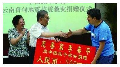 中国穷小子娶77岁美国女星,继承70亿遗产,回国后日捐7万