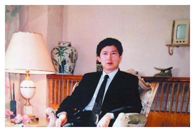 中国穷小子娶77岁美国女星,继承70亿遗产,回国后日捐7万