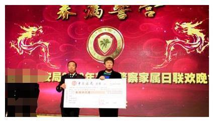 中国穷小子娶77岁美国女星,继承70亿遗产,回国后日捐7万