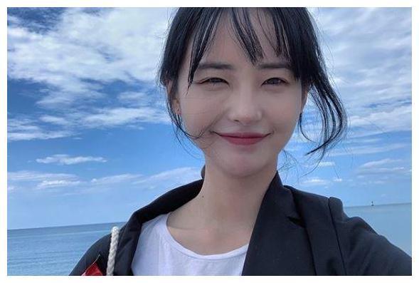 韩国女明星宋慧仁自曝同性恋情,晒亲密照,被韩国网友疯狂攻击