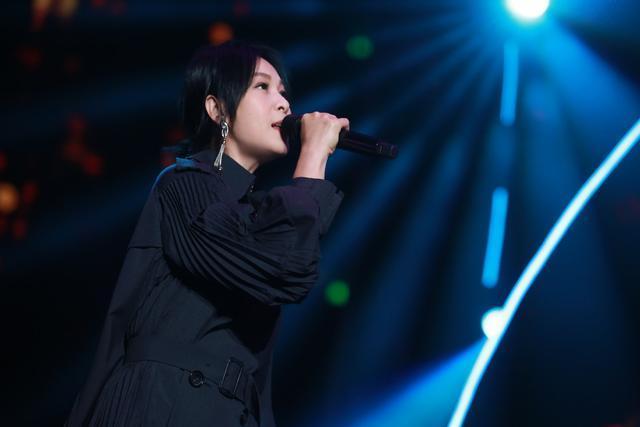 靠歌手出道却公开表白有妇之夫,半退隐后拍电影被爆票房造假