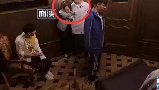 杨幂和邓伦两人关系就非常暧昧了,很多人网友都觉得杨幂在撩邓伦