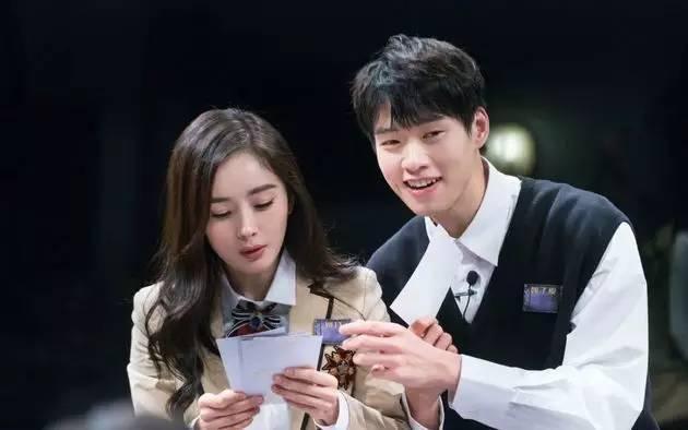 杨幂和邓伦两人关系就非常暧昧了,很多人网友都觉得杨幂在撩邓伦