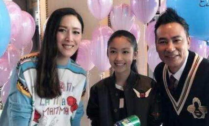 63岁任达华妻女近照 妻子越来越美，女儿长腿太吸眼睛？
