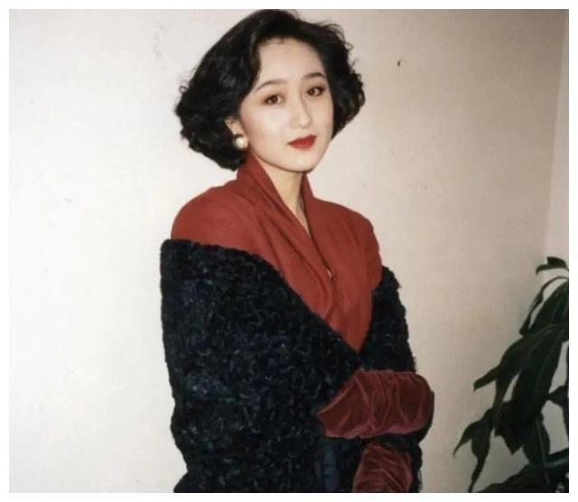 赌王何鸿燊风流往事，四位太太惹人羡慕，惋惜这些未能上位的五太