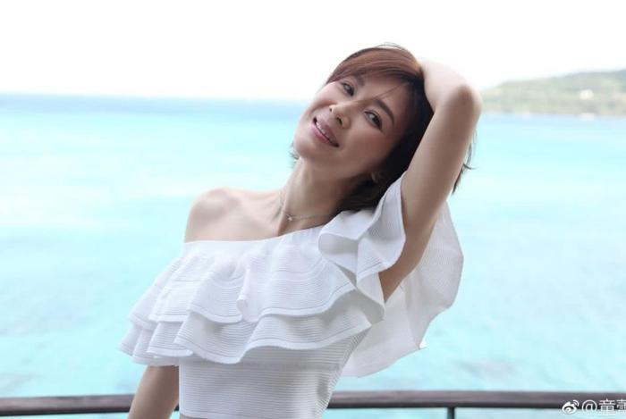 39岁童蕾近照曝光,隐瞒了5年的富豪老公,原来是我们熟悉的他