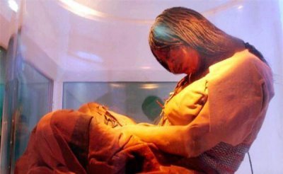 ​时隔500年15岁冰冻少女，在古墓中盘腿而坐，面容清晰完好无损