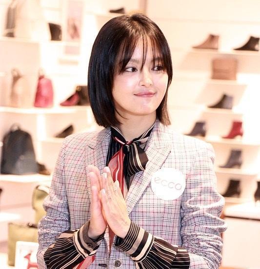 辛芷蕾只不过剪了齐刘海,气质变得更减龄了,早该选这款刘海了