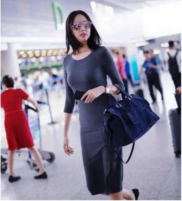 “世界小姐”冠军张梓琳现身机场,1米82身高一下就被网友发现了
