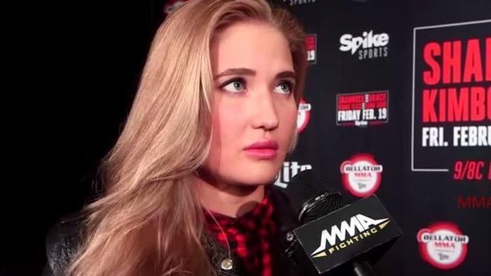 她是俄罗斯泰拳王，颜值与实力并存，因李小龙电影走上格斗道路