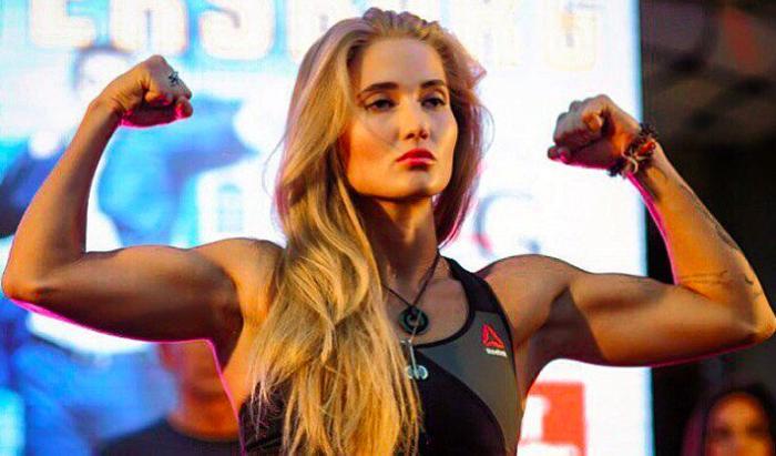 她是俄罗斯泰拳王，颜值与实力并存，因李小龙电影走上格斗道路