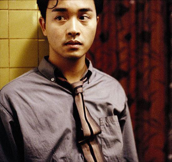 他曾远超张国荣夺影帝,拍戏时为救女性被毁容,今56岁仍都很认