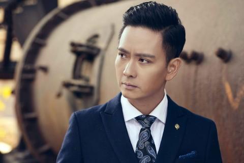 他曾远超张国荣夺影帝,拍戏时为救女性被毁容,今56岁仍都很认