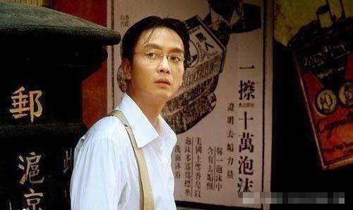 他曾远超张国荣夺影帝,拍戏时为救女性被毁容,今56岁仍都很认