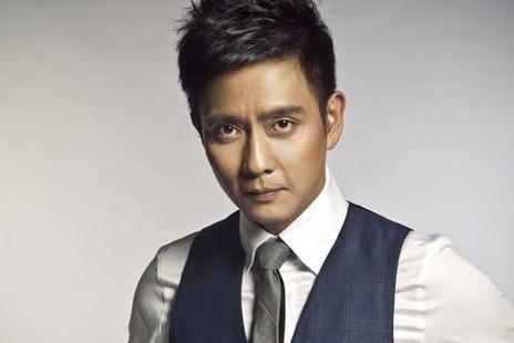 他曾远超张国荣夺影帝,拍戏时为救女性被毁容,今56岁仍都很认