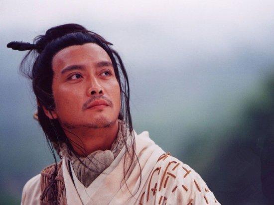 他曾远超张国荣夺影帝,拍戏时为救女性被毁容,今56岁仍都很认