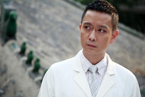 他曾远超张国荣夺影帝,拍戏时为救女性被毁容,今56岁仍都很认