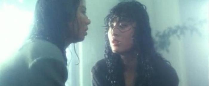 电影中，张敏被秦沛欺负，扑倒在浴盆中，网友大骂：禽兽！