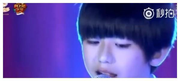 《偶像》蔡徐坤学生时代旧照曝光，五官清秀笑起来一口白牙！