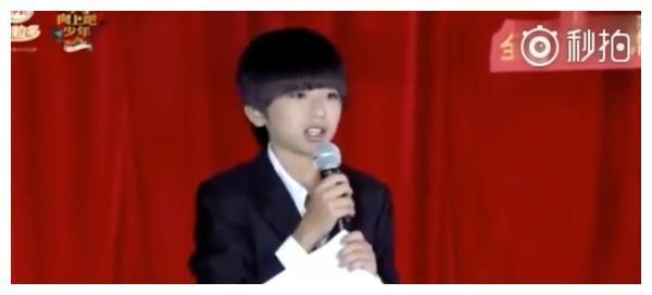 《偶像》蔡徐坤学生时代旧照曝光，五官清秀笑起来一口白牙！