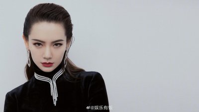 ​出席上海国际电影电视节红毯，一袭玫红色礼服设计感超强