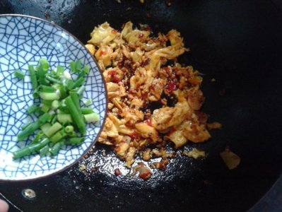 ​豆瓣酱炒鸡蛋的做法！