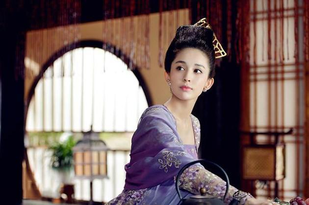 这样长发出镜的古力娜扎,你会打几分?