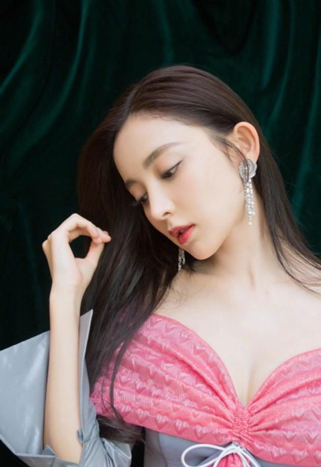 这样长发出镜的古力娜扎,你会打几分?