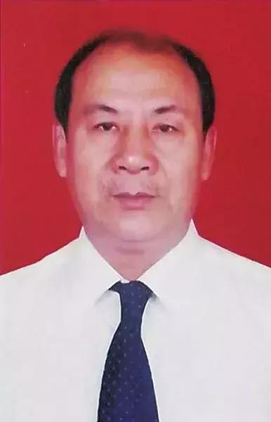 南阳55岁韩英杰累倒在岗位上,生前他获奖的证书装满了一箱子