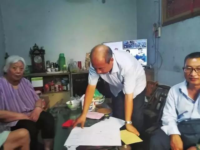 南阳55岁韩英杰累倒在岗位上,生前他获奖的证书装满了一箱子