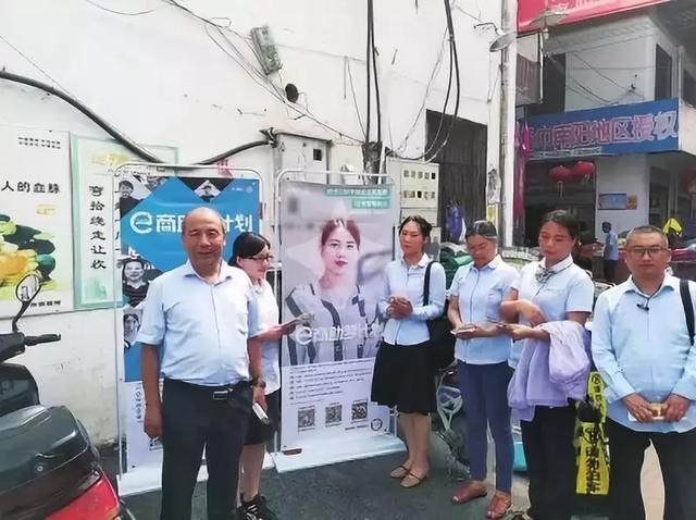 南阳55岁韩英杰累倒在岗位上,生前他获奖的证书装满了一箱子