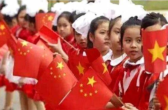 藏在印度的“小中国”,飘扬六星红旗,当地人自称是龙的传人