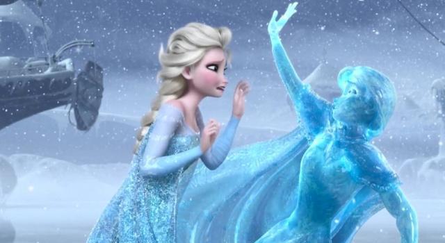 冰公主和艾莎女王的经历很相似,不能和亲人见面,还伤害善良的人