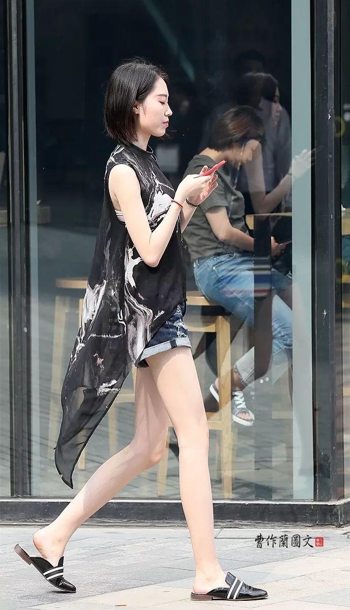 街拍:美女那超短的热裤、超长的美腿