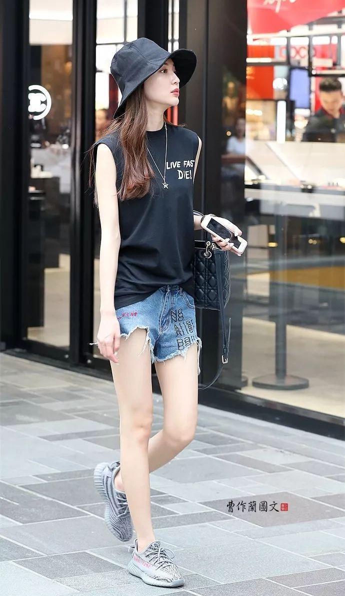 街拍:美女那超短的热裤、超长的美腿