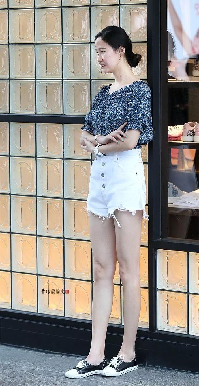 街拍:美女那超短的热裤、超长的美腿