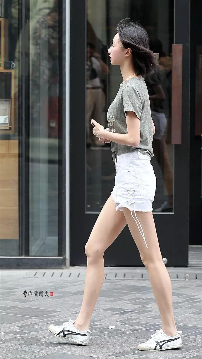 街拍:美女那超短的热裤、超长的美腿
