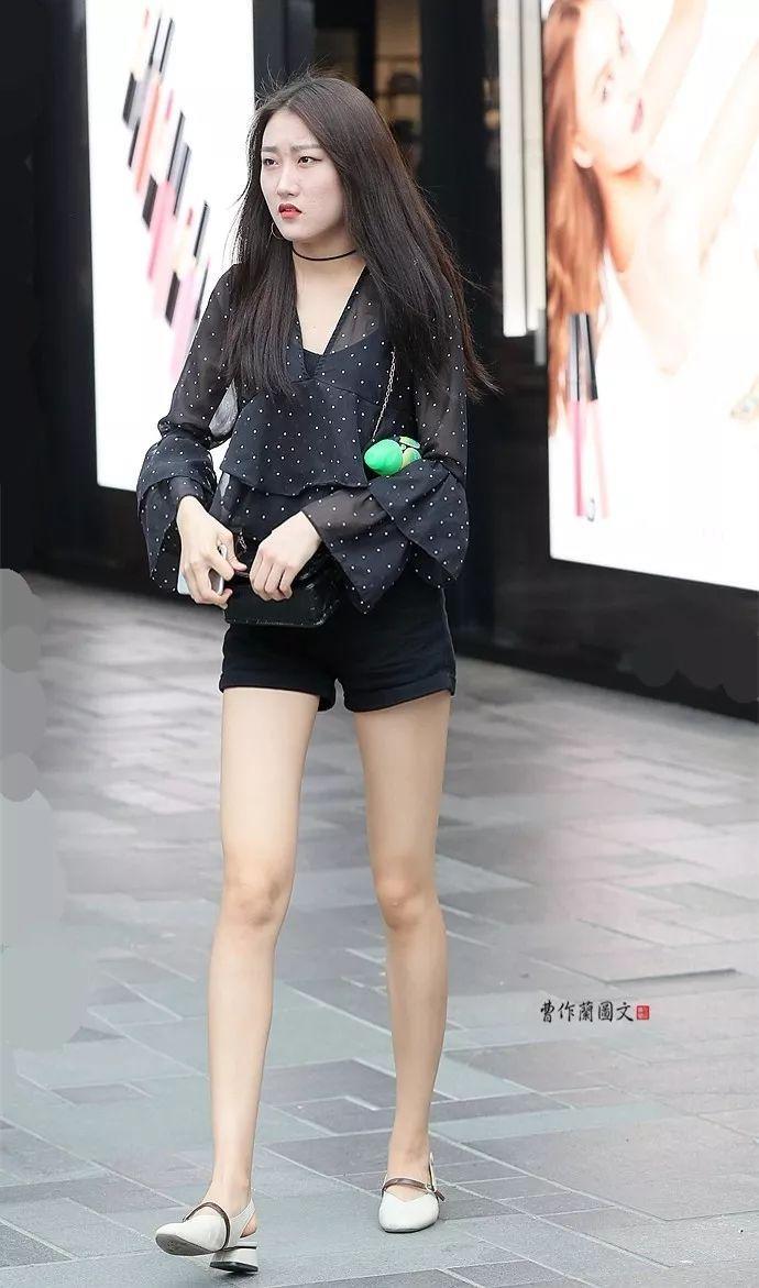 街拍:美女那超短的热裤、超长的美腿