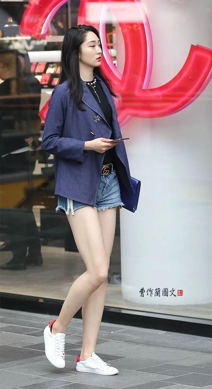 街拍:美女那超短的热裤、超长的美腿